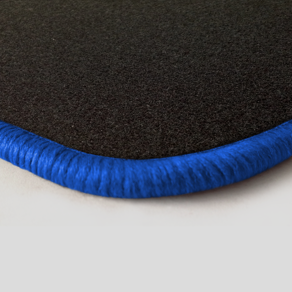 Eine Ecke als Beispiel einer Fussmatte Nadelfilz schwarz mit Rand in royalblau.
