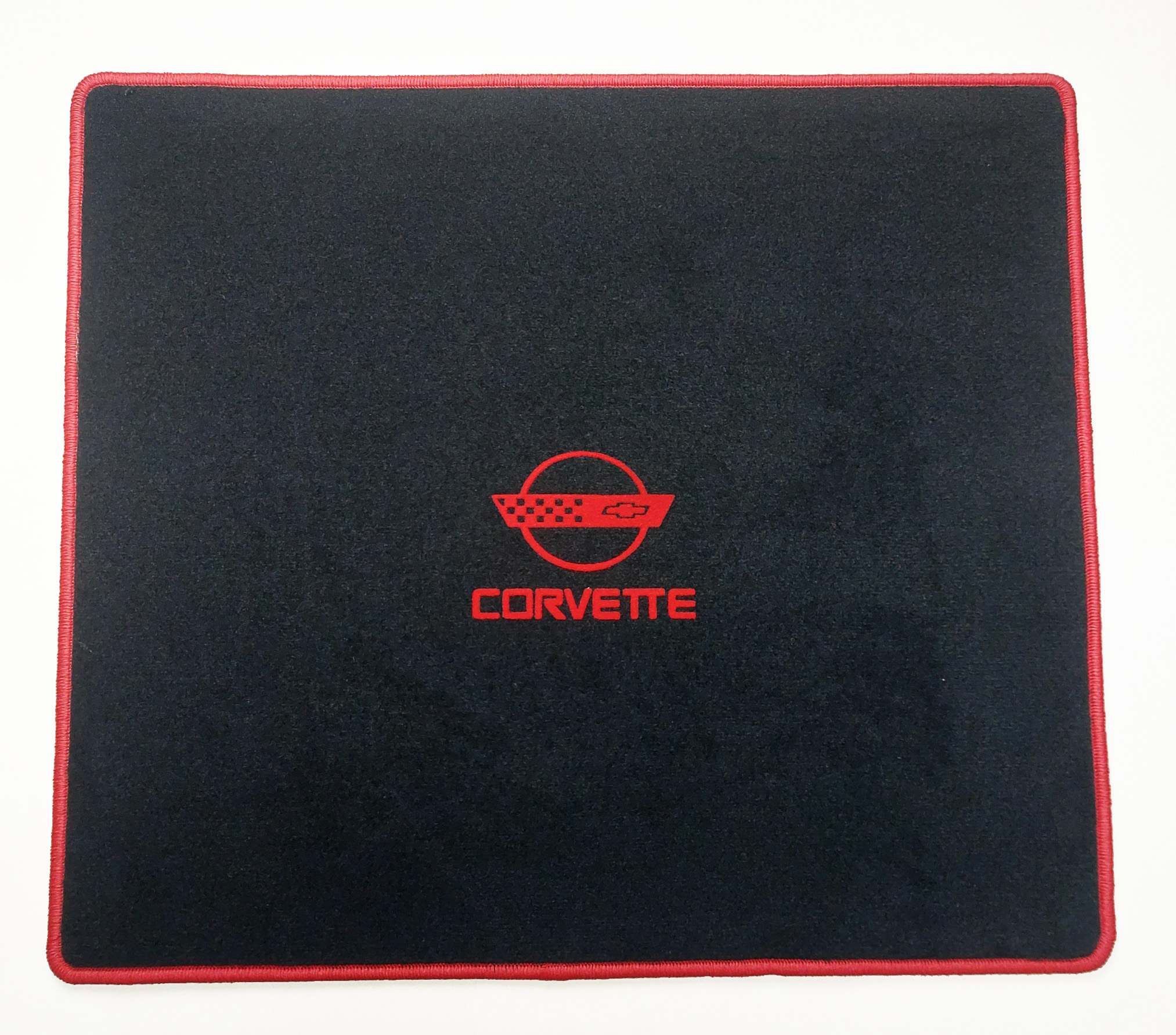 Frontansicht einer Kofferraummatte Corvette C4 Logo und Rand in rot
