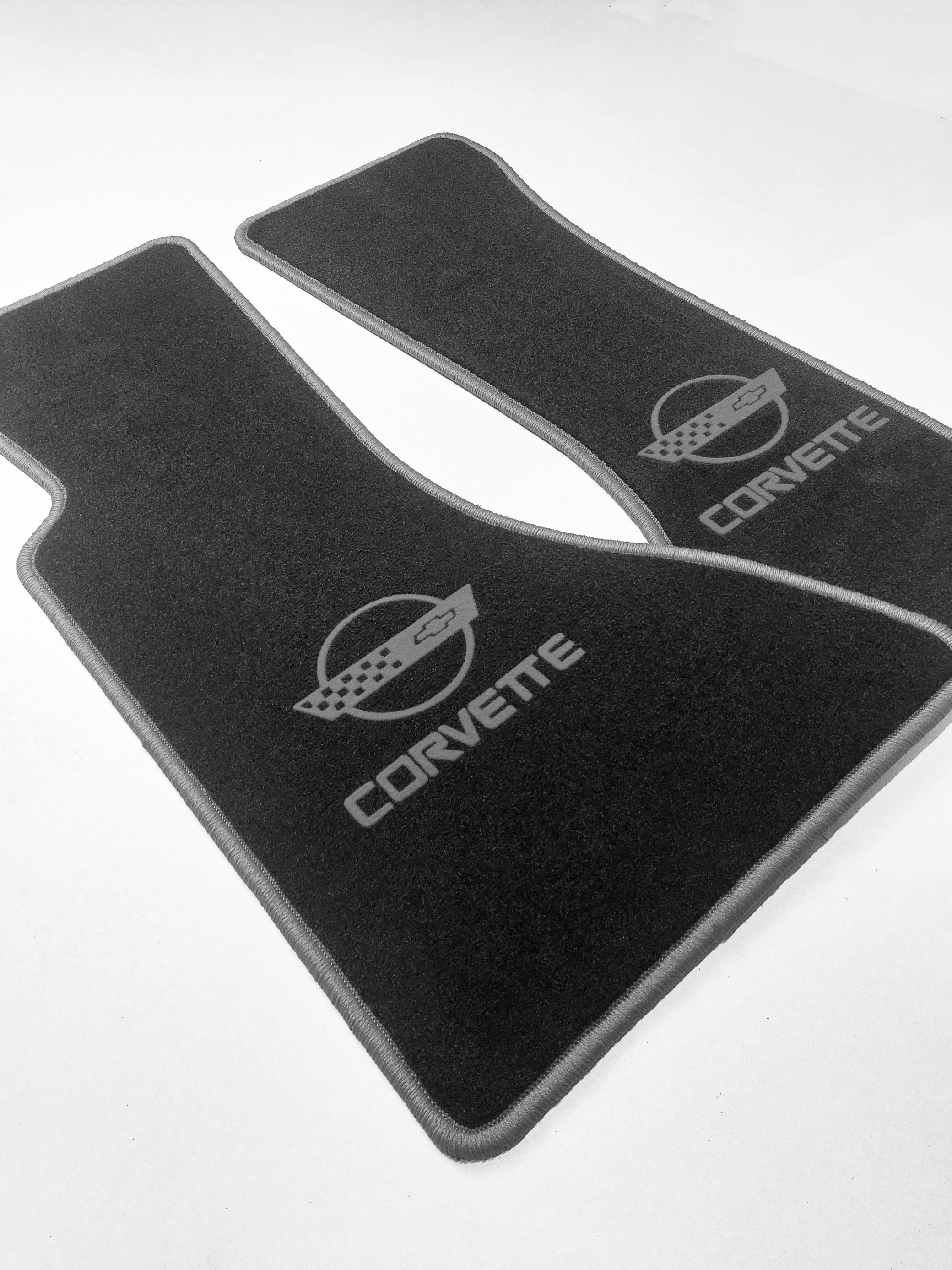Fussmatten für die Corvette C4 mit dunkelgrauem Rand und Logo seitliche Ansicht