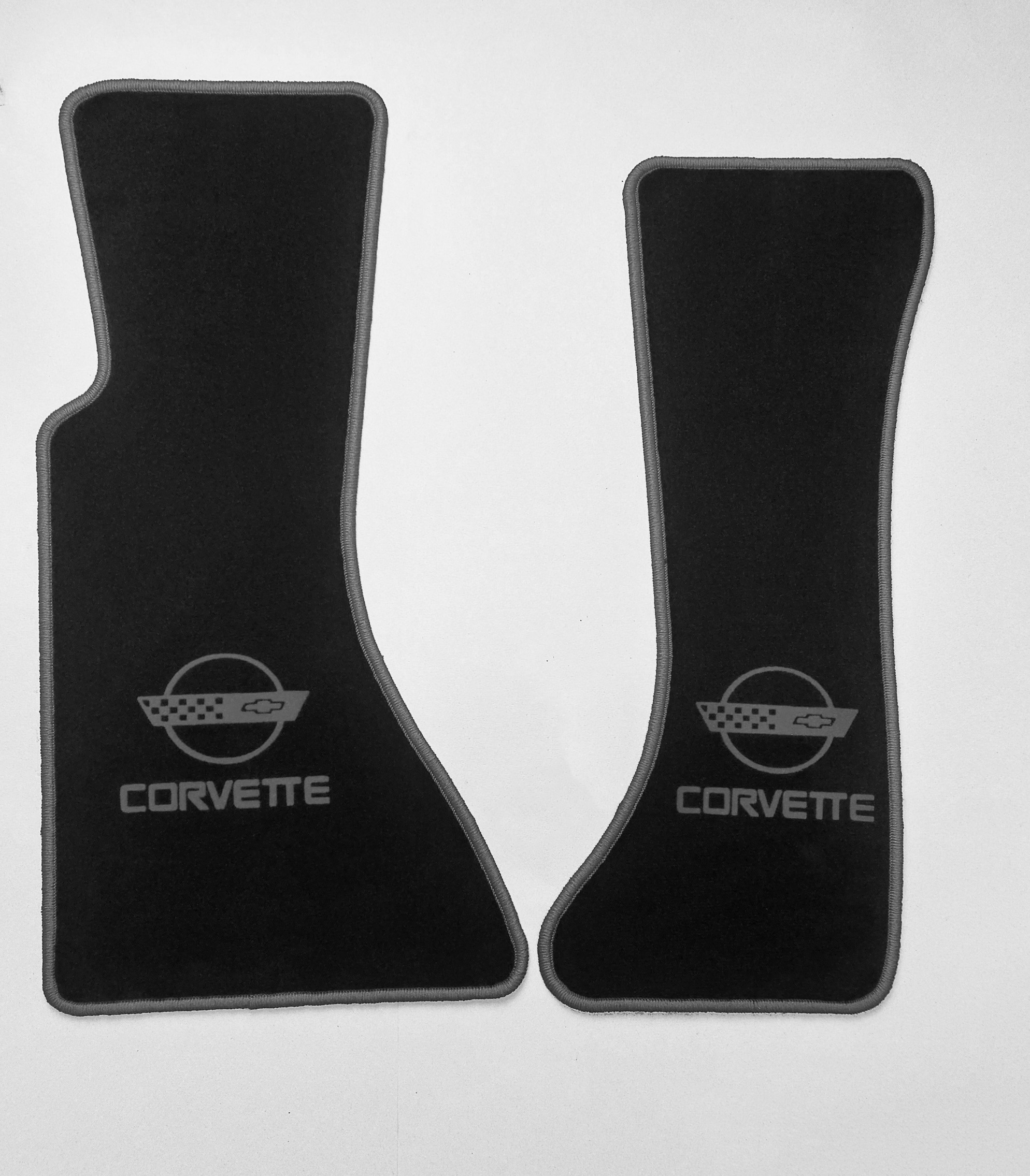 Fussmatten für die Corvette C4 mit dunkelgrauem Rand und Logo
