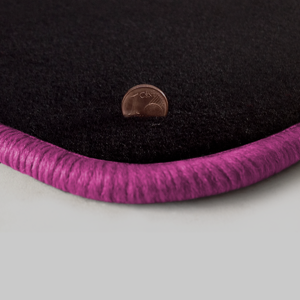 Eine Ecke als Beispiel einer Fussmatte Velours schwarz mit Rand in pink.