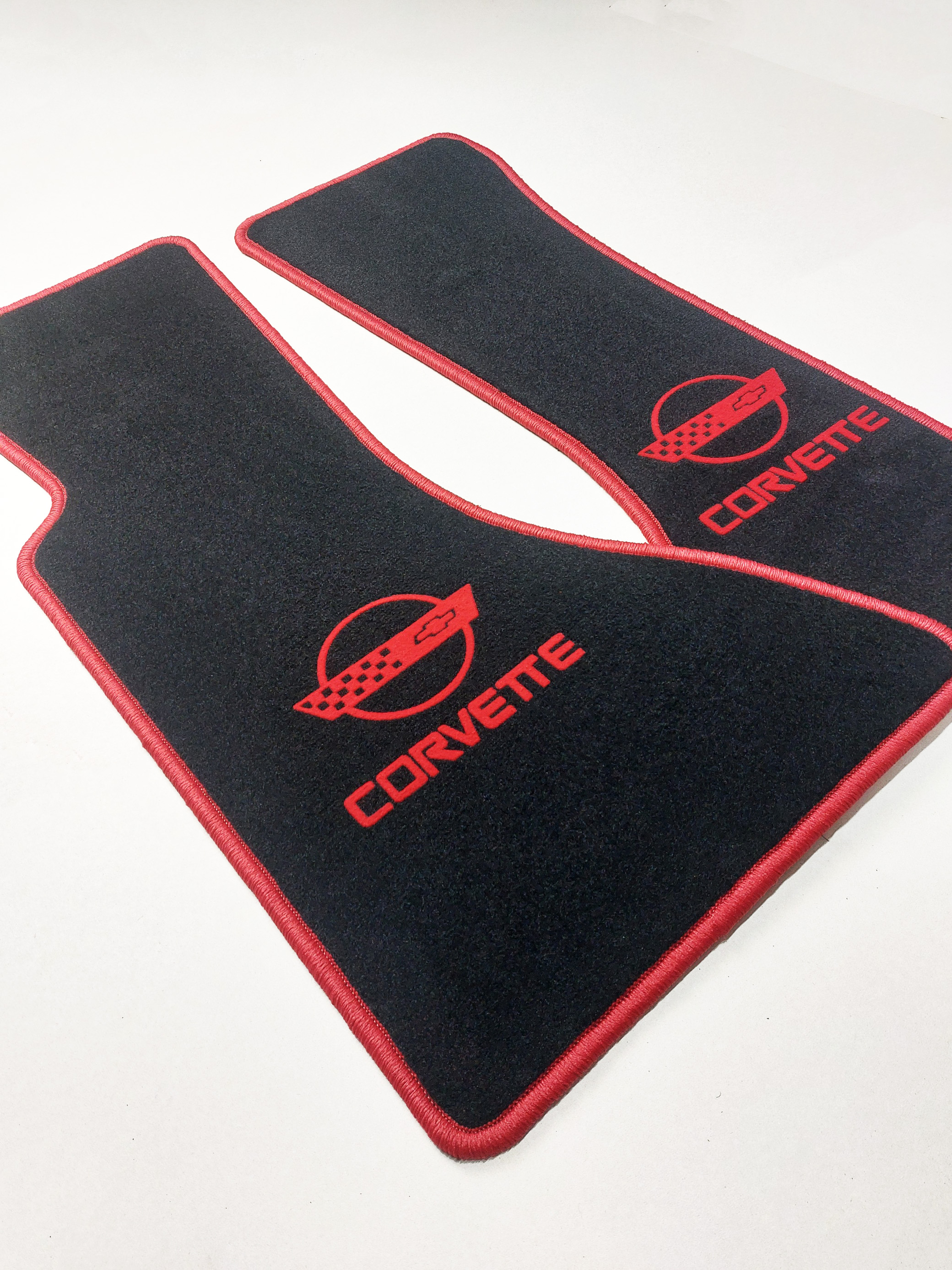 Fussmatten für die Corvette C4 mit rotem Logo und Rand seitliche Ansicht