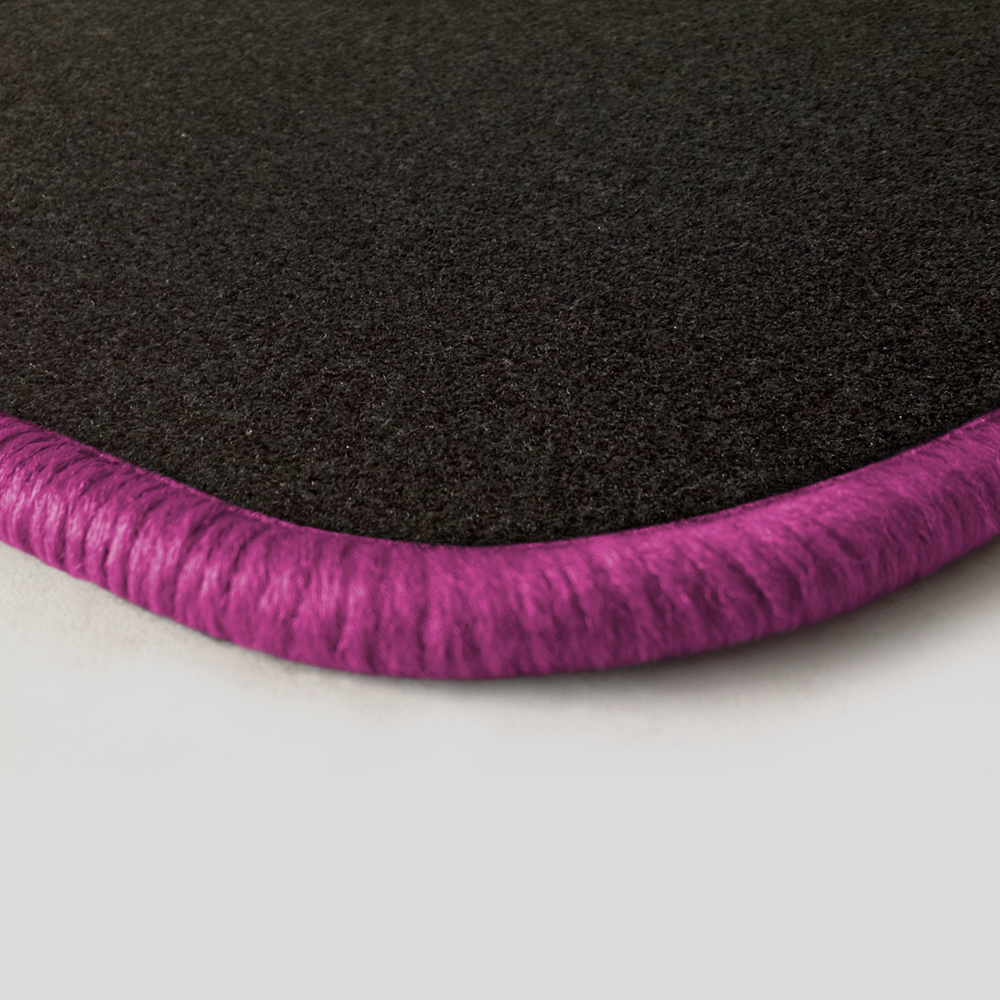 Eine Ecke als Beispiel einer Fussmatte Nadelfilz schwarz mit Rand in pink.