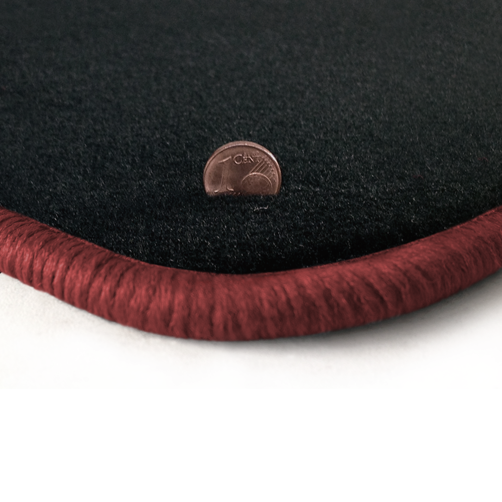 Eine Ecke als Beispiel einer Fussmatte Velours anthrazit mit Rand in rose.