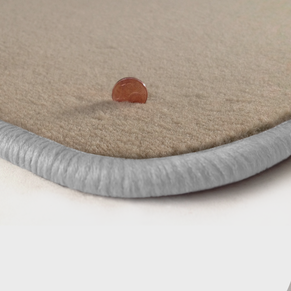 Eine Ecke als Beispiel einer Fussmatte Velours beige mit Rand in weiss.