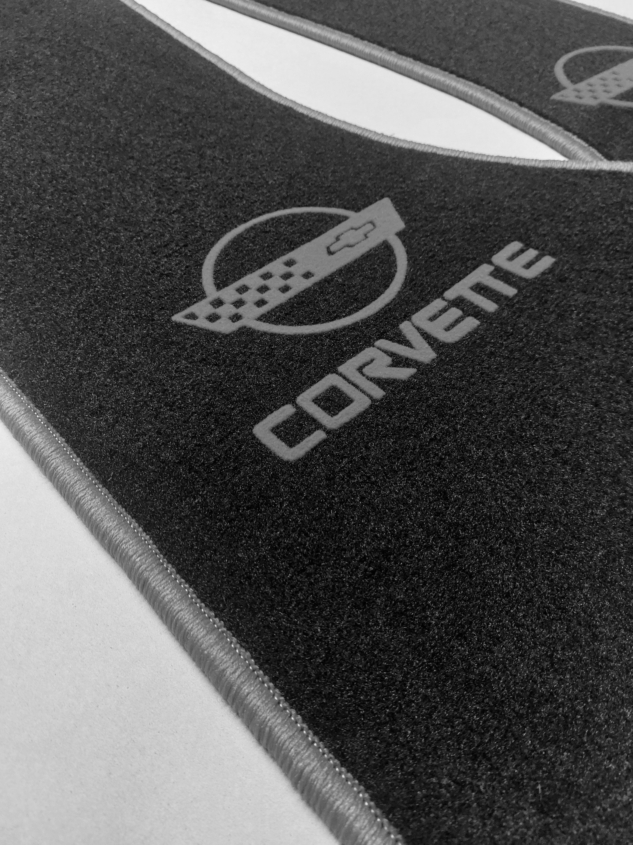 Fussmatten für die Corvette C4 mit dunkelgrauem Rand und Logo detail Foto