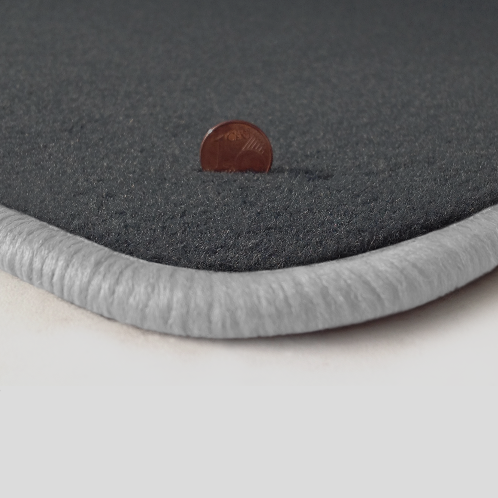 Eine Ecke als Beispiel einer Fussmatte Velours dunkelgrau mit Rand in weiss.
