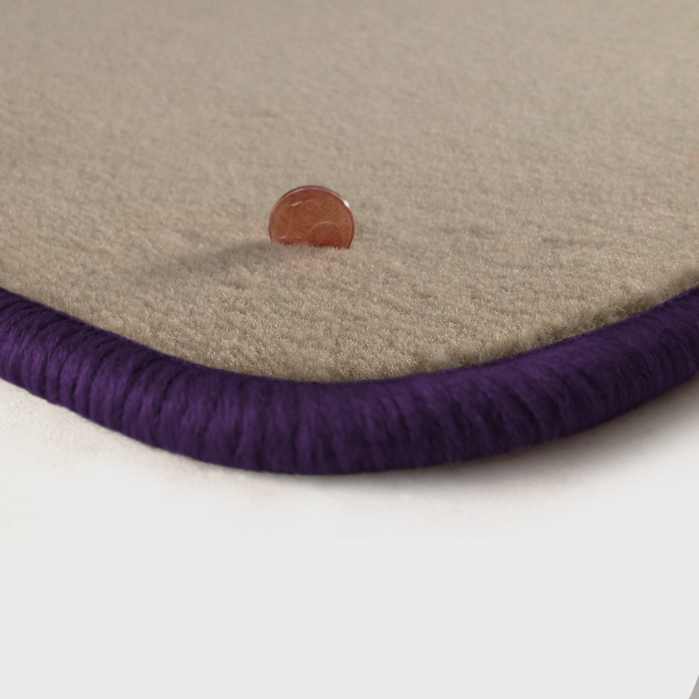Eine Ecke als Beispiel einer Fussmatte Velours beige mit Rand in violett.