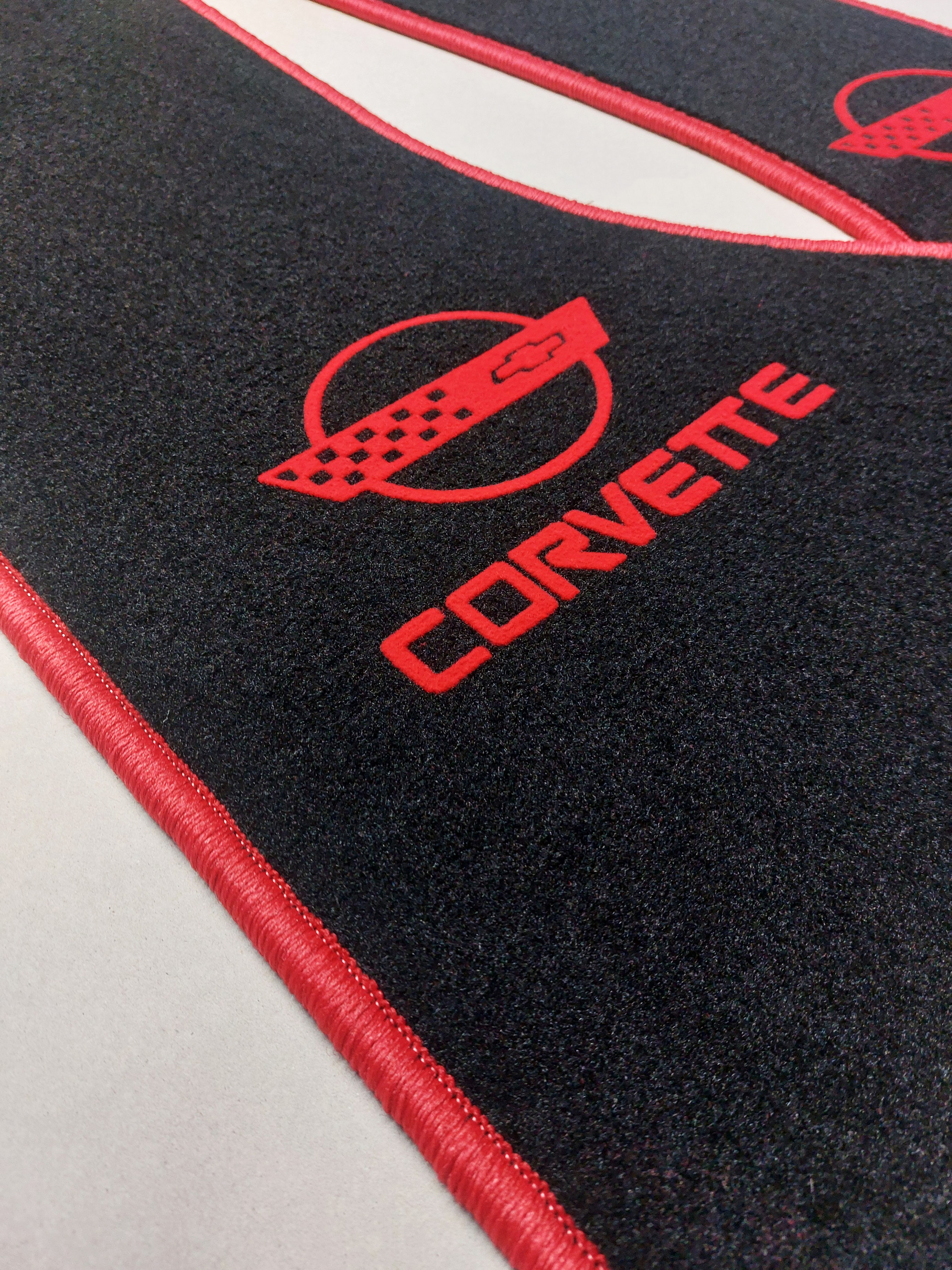 Fussmatten für die Corvette C4 mit rotem Logo und Rand detail Foto