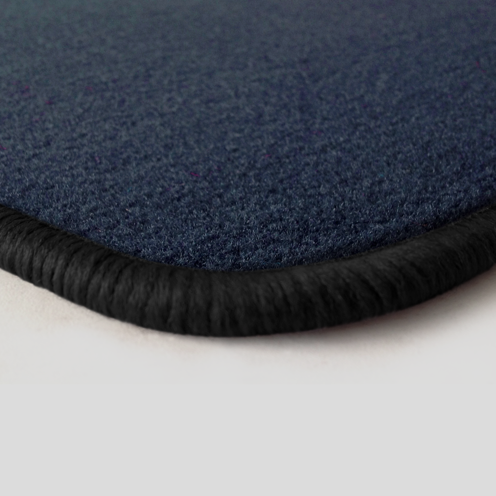 Eine Ecke als Beispiel einer Fussmatte Velours dunkelblau mit Rand in schwarz.